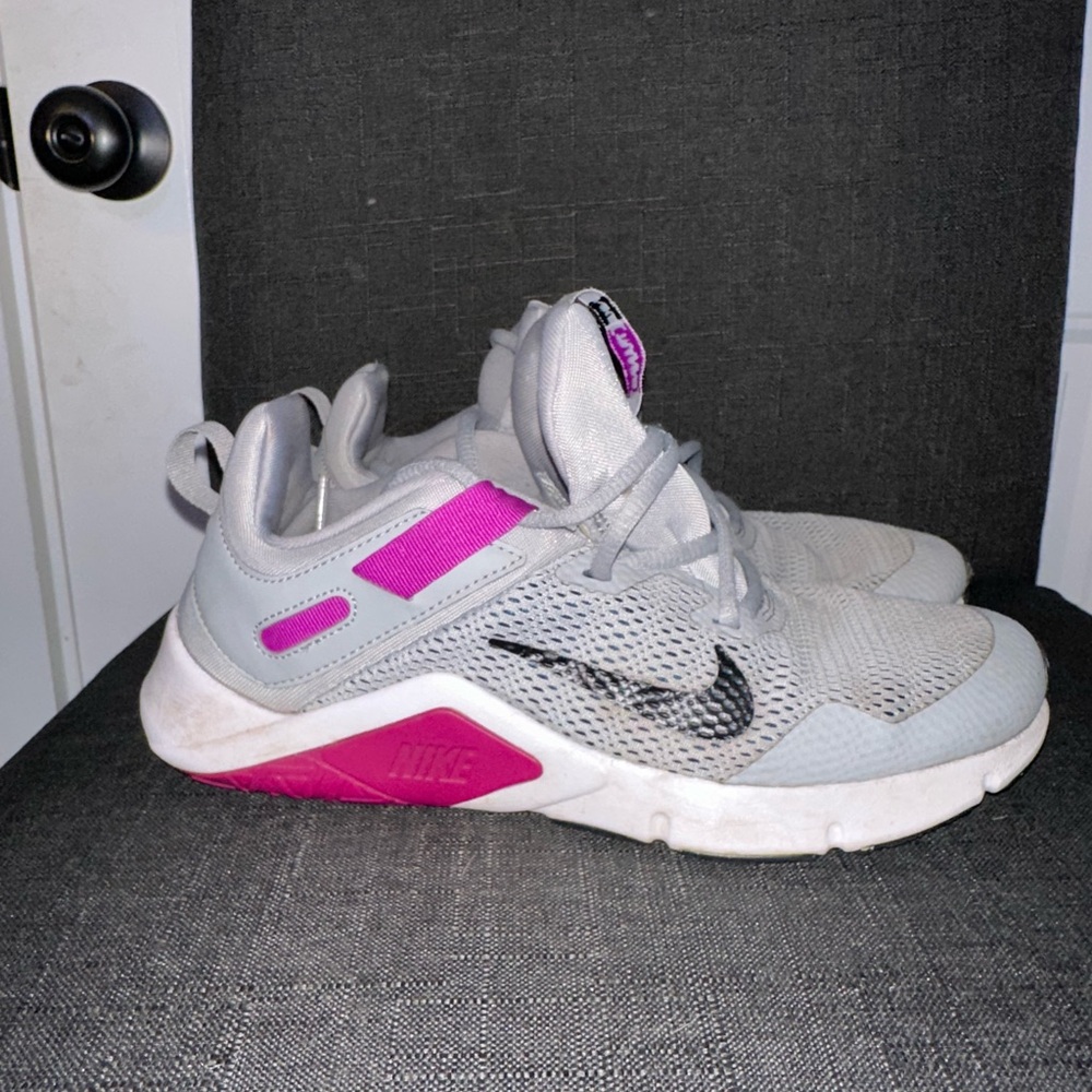 Nike Size 8.5 Women's Gray and Pink Athletic‎ Shoes - Picture 2 of 7